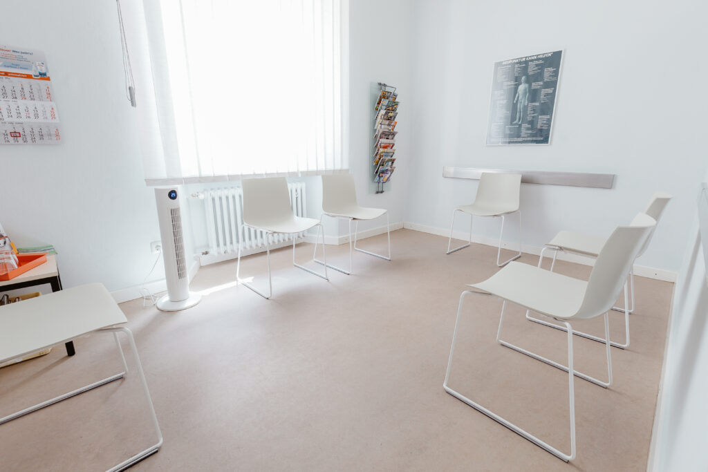 Hinterer Wartebereich der Praxis